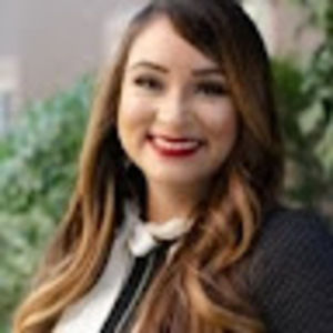 Meet your Posher, Sarah smiles